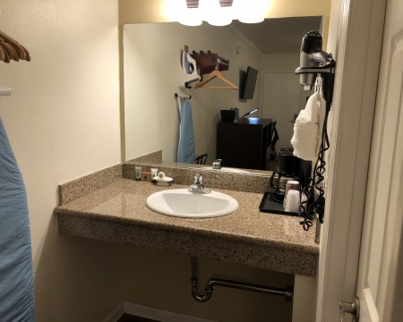 Lombard Plaza Motel - Bathroom Vanity