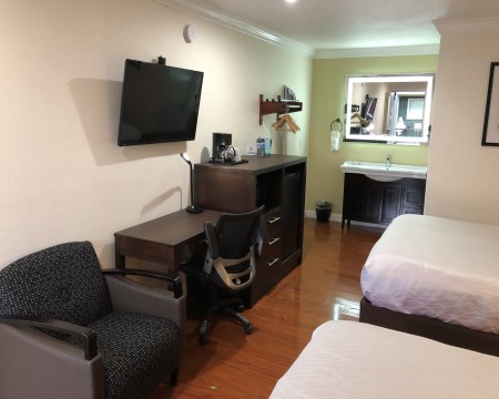 2 Queen Beds Amenities