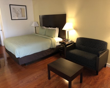 Lombard Plaza Motel - Guest room with a sofabed