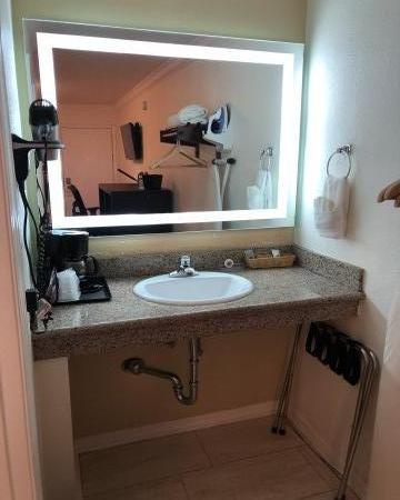 Lombard Plaza Motel - Bathroom Vanity