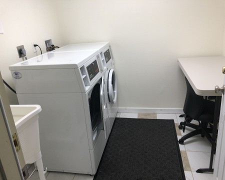 Lombard Plaza Motel - Guest Laundry